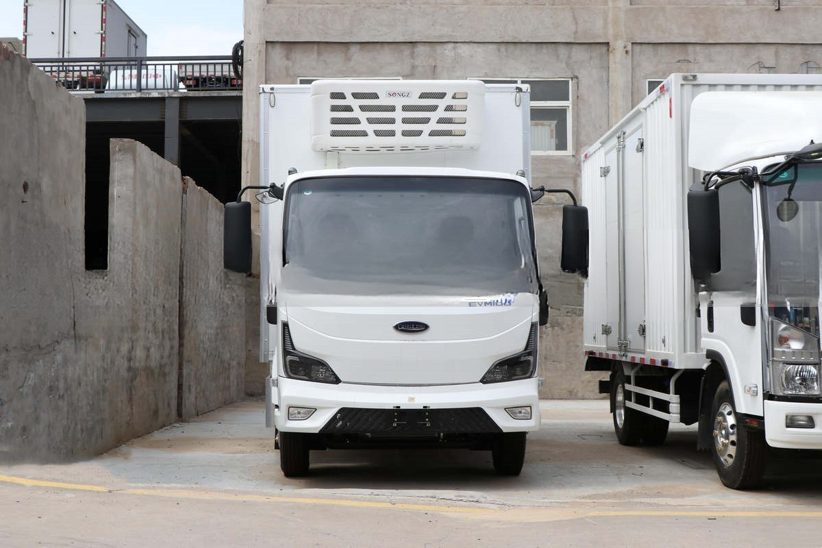 ISUZU Caminhão refrigerado ISUZU EVM100 de 4 metros